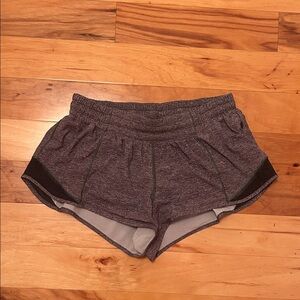 gray lulu hotty hot short 2.5”